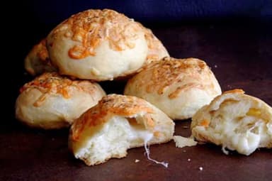 Bollo de Especias Relleno de Quesos